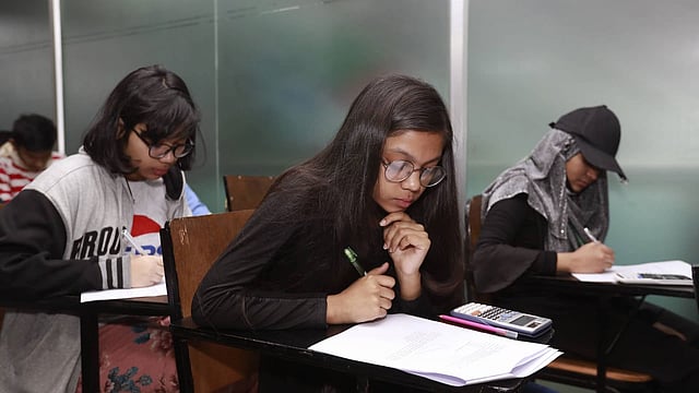 অলিম্পিয়াডে এক ঘণ্টাব্যাপী পরীক্ষা হয়েছে। ঢাকা, ৭ ফেব্রুয়ারি। ছবি: শুভ্র কান্তি দাশ