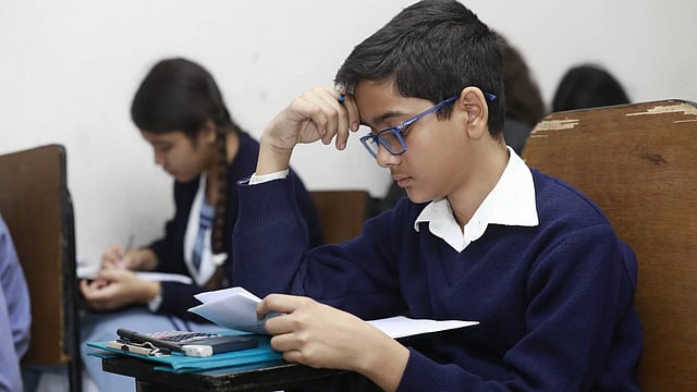 রাজধানীর ধানমন্ডির ড্যাফোডিল ইন্টারন্যাশনাল ইউনিভার্সিটি মিলনায়তনে ফিজিক্স অলিম্পিয়াড অনুষ্ঠিত হচ্ছে। ঢাকা, ৭ ফেব্রুয়ারি। ছবি: শুভ্র কান্তি দাশ