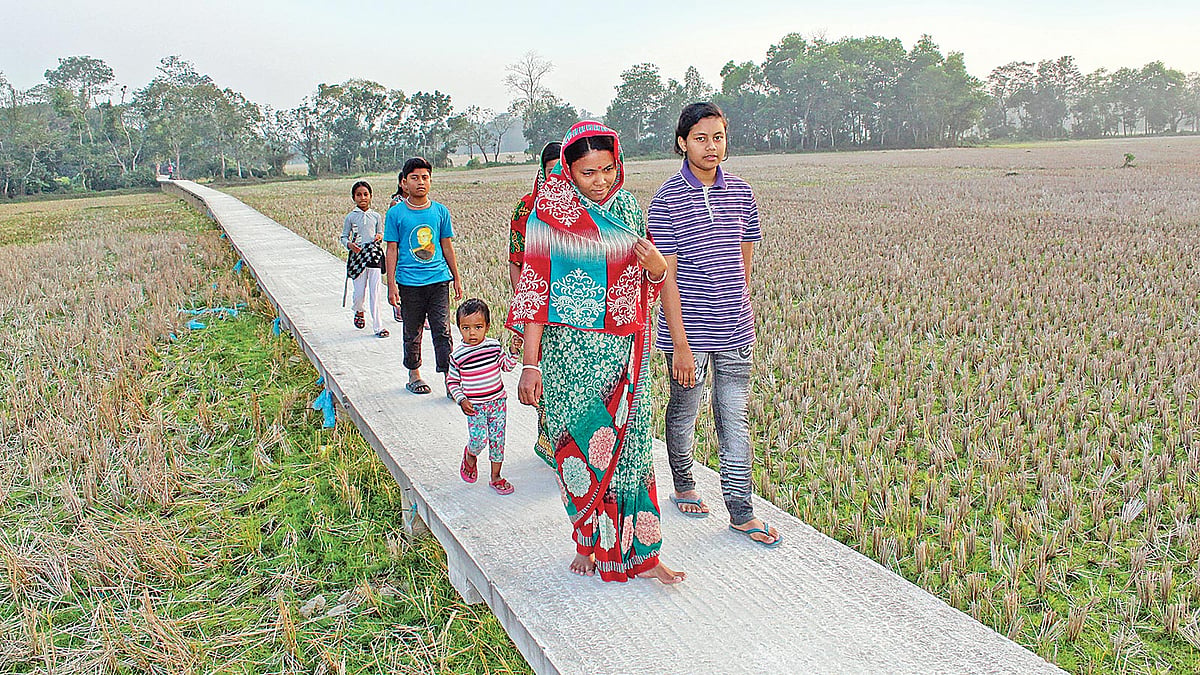 এক বৌদ্ধ ভিক্ষুর উদ্যোগে সাধারণ মানুষের দানের টাকায় বানানো এই সেতু গত বুধবার চলাচলের জন্য উন্মুক্ত করে দেওয়া হয়েছে। চট্টগ্রামের রাউজানের কদলপুর ইউনিয়নের বড়ুয়াপাড়া এলাকায়। ছবি: প্রথম আলো