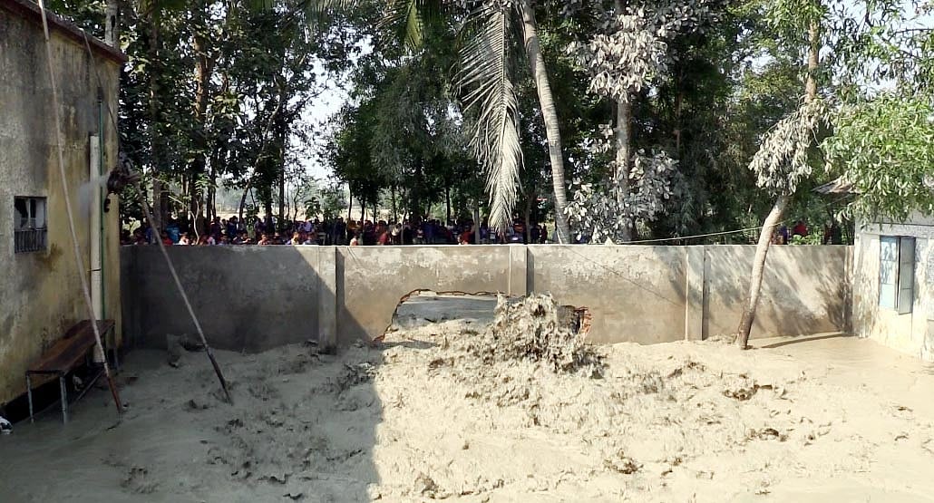 ব্রাহ্মণবাড়িয়ার কসবা উপজেলার বায়েক ইউনিয়নের শেরেবাংলা উচ্চবিদ্যালয়ের মাঠে গভীর নলকূপের পাইপ থেকে প্রবল বেগে গ্যাস বের হচ্ছে। গতকাল দুপুরে তোলা ছবি। প্রথম আলো