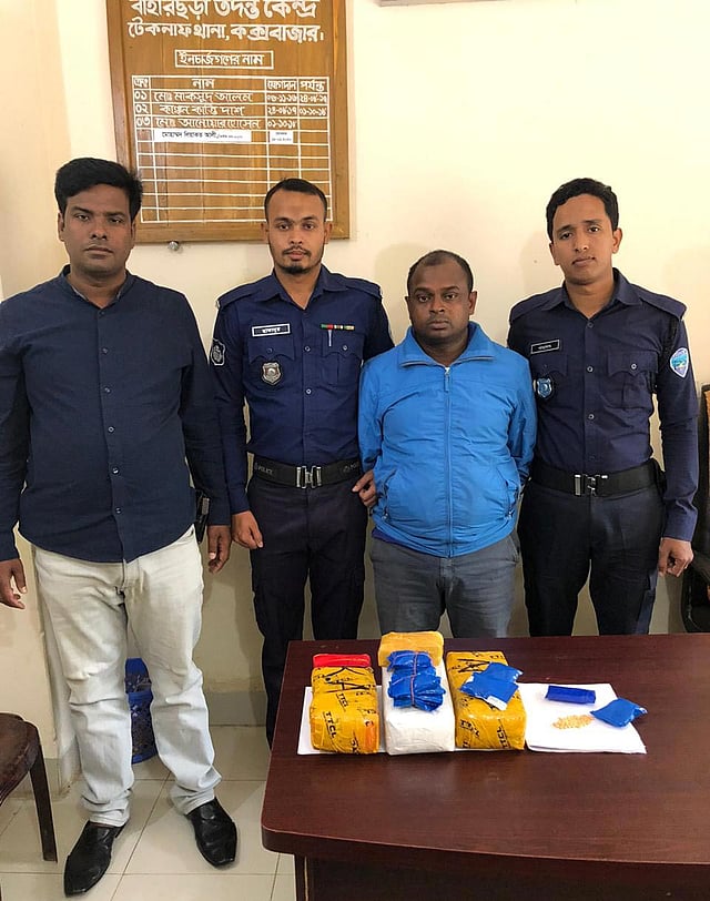 মাইক্রোবাসের আসনের নিচ থেকে ৩৫ হাজার ইয়াবা উদ্ধার করা হয়। গ্রেপ্তার করা হয় মাইক্রোবাসের চালককে। ছবি: প্রথম আলো