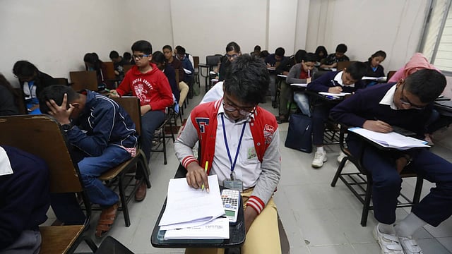 ১০ম ডাচ্ বাংলা ব্যাংক-প্রথম আলো ফিজিক্স অলিম্পিয়াড ২০২০-এর ঢাকা দক্ষিণ পর্ব। ঢাকা, ৭ ফেব্রুয়ারি। ছবি: শুভ্র কান্তি দাশ