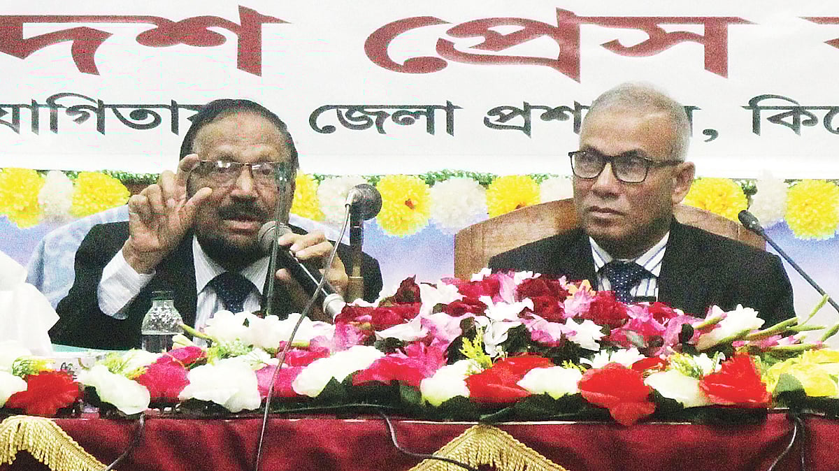 বাংলাদেশ প্রেস কাউন্সিলের চেয়ারম্যান বিচারপতি মোহাম্মদ মমতাজ উদ্দিন আহমেদ কিশোরগঞ্জে সাংবাদিকদের কর্মশালায় বক্তব্য দেন। গতকাল জেলা প্রশাসকের কার্যালয়ের সম্মেলন কক্ষে। ছবি: প্রথম আলো