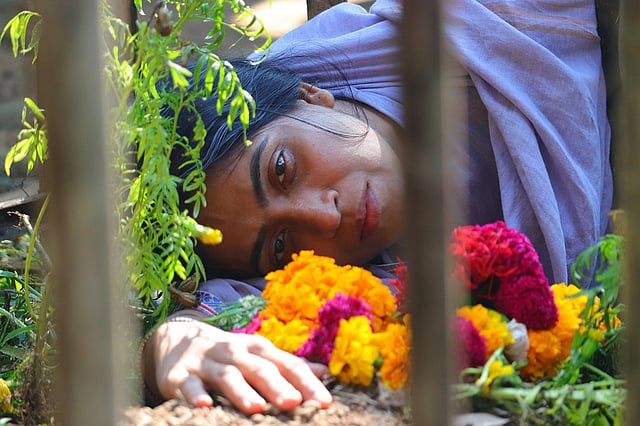 বঙ্গবন্ধুর ছবির সঙ্গে কথা বলছেন সোলেমানের মা। ছবি: সংগৃহীত