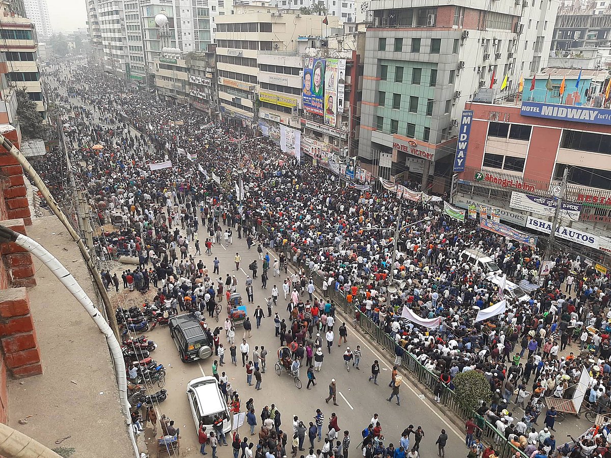 রাজধানীর নয়াপল্টনে দলীয় চেয়ারপারসন খালেদা জিয়ার মুক্তির দাবিতে বিএনপির সমাবেশ চলছে। ছবি: সাজিদ হোসেন