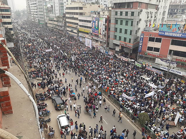 রাজধানীর নয়াপল্টনে দলীয় চেয়ারপারসন খালেদা জিয়ার মুক্তির দাবিতে বিএনপির সমাবেশ চলছে। ছবি: সাজিদ হোসেন