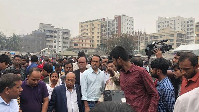 বনানী টিঅ্যান্ডটি বস্তির ক্ষতিগ্রস্ত পরিবারের অনেকের সঙ্গে কথা বলেন ঢাকা উত্তর সিটি করপোরেশন নির্বাচনে বিএনপি–মনোনীত মেয়র প্রার্থী তাবিথ আউয়াল। ছবি: প্রথম আলো