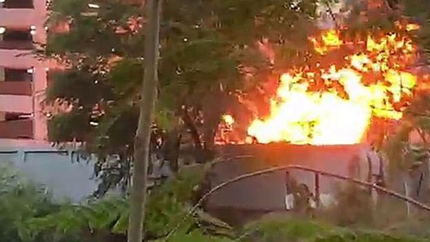 গুলিবর্ষণের পর গ্যাস সিলিন্ডার বিস্ফোরিত হয়ে শপিং মলে আগুন লেগে যায়। ছবি: এএফপি