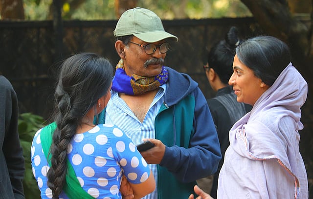 শুটিংয়ের এক ফাঁকে পরিচালক বুঝিয়ে দিচ্ছেন দৃশ্য। ছবি: সংগৃহীত