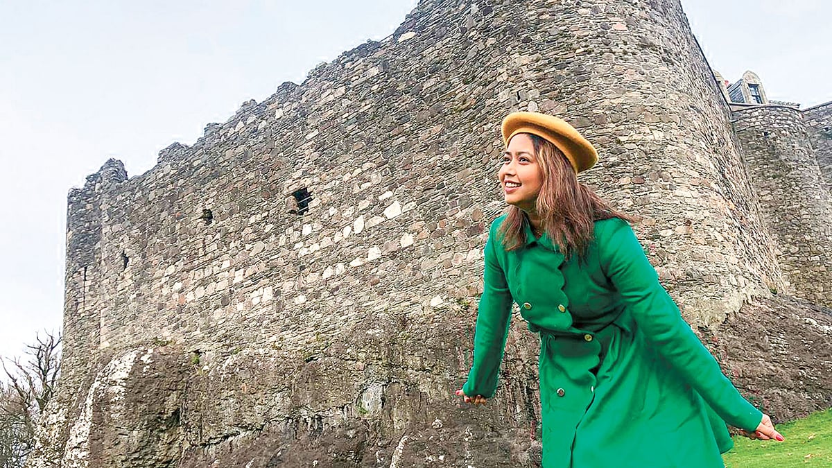 স্কটল্যান্ডের ডান্সট্যাফনেজ ক্যাসেলের সামনে লেখক