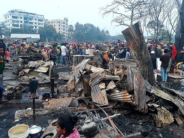 পুরো বস্তি ঘুরে খুঁজে পাওয়া যায়নি একটিও অক্ষত ঘর। ছবি: লেখক