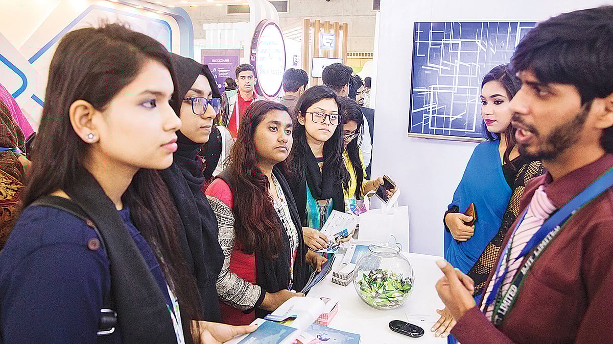 প্রদর্শনীতে তথ্যপ্রযুক্তি সেবা সম্পর্কে আগ্রহী দর্শনার্থীদের তথ্য দিচ্ছেন একটি স্টলের কর্মীরা। গতকাল রাজধানীর ইন্টারন্যাশনাল কনভেনশন সিটি বসুন্ধরায়।  ছবি: প্রথম আলো