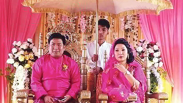 বিয়ের আনুষ্ঠানিকতার পর শুক্রবার খাগড়াছড়িতে প্রীতিভোজ অনুষ্ঠানে মং রাজা সাচিংপ্রু চৌধুরী ও রানী উখেংচিং মারমা। ছবি: সংগৃহীত