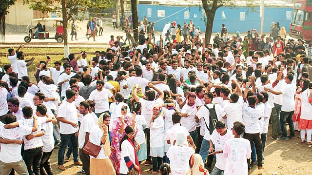 র‌্যাগ ডে উপলক্ষে রঙিন হয়েছিল পুরো ক্যাম্পাস। ছবি: সংগৃহীত