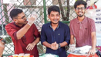 ক্যাম্পাসে খাবার বিক্রি করে অসুস্থ বন্ধুর চিকিৎসার জন্য টাকা সংগ্রহ করেছিলেন ক্লাবের সদস্যরা। ছবি: সংগৃহীত