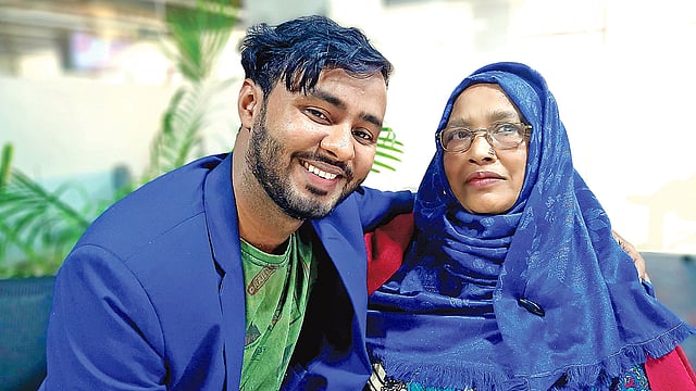 মা ফরিদা পারভীন ও ছেলে আলআমিন।  ছবি: প্রথম আলো