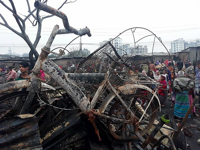 বস্তির অলিগলি দাবড়ে বেড়ানো দুরন্ত এক শিশুর পুড়ে যাওয়া ছোট্ট বাইসাইকেল। ছবি: লেখক