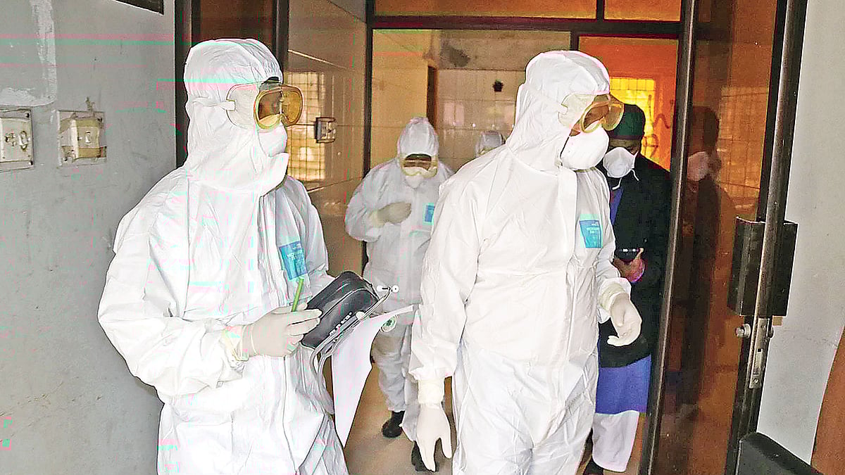 চীনফেরত শিক্ষার্থীর স্বাস্থ্য পরীক্ষা করার জন্য বিশেষ চিকিৎসা দলের প্রস্তুতি। গতকাল রংপুর মেডিকেল কলেজ হাসপাতালে।  ছবি: মঈনুল ইসলাম