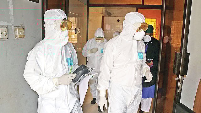 চীনফেরত শিক্ষার্থীর স্বাস্থ্য পরীক্ষা করার জন্য বিশেষ চিকিৎসা দলের প্রস্তুতি। গতকাল রংপুর মেডিকেল কলেজ হাসপাতালে।  ছবি: মঈনুল ইসলাম