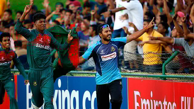 বিশ্বকাপ জেতার পর বাংলাদেশের যুবাদের উল্লাস। ছবি: এএফপি