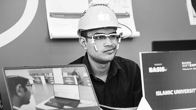 মেলায় শিক্ষার্থীদের তৈরি একটি উদ্ভাবনী প্রকল্পের ব্যবহার দেখানো হচ্ছে। ছবি: প্রথম আলো