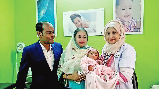 জাহাঙ্গীর আলম ও মুনিরা পারভীন বিয়ের ১০ বছরের মাথায় বাবা–মা হয়েছেন। তবে ভোগান্তি পোহাতে হয়েছে অনেক।  ছবি: প্রথম আলো