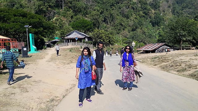 দলবেঁধে এখন অনেকেই পাহাড়ে ঘুরতে যান। ছবি: লেখক