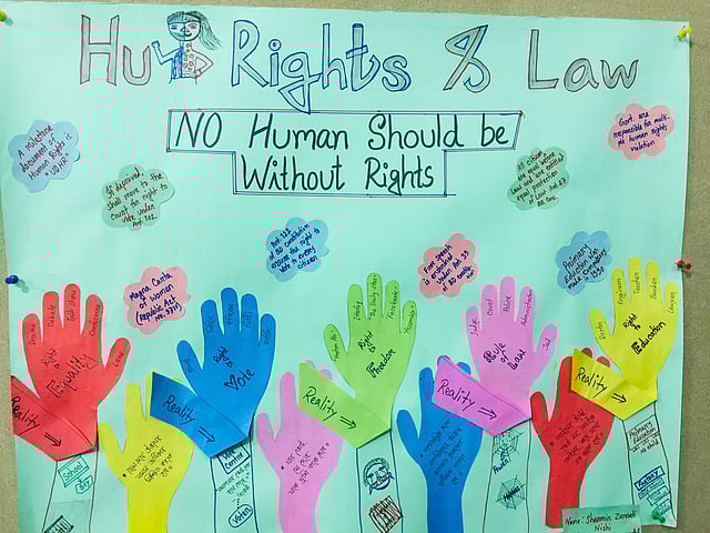 প্রদর্শনীতে শ্রেষ্ঠ ৩টি পোস্টারের জন্য পুরস্কার ও স্মারক বই প্রদান করা হয়। ছবি: লেখক