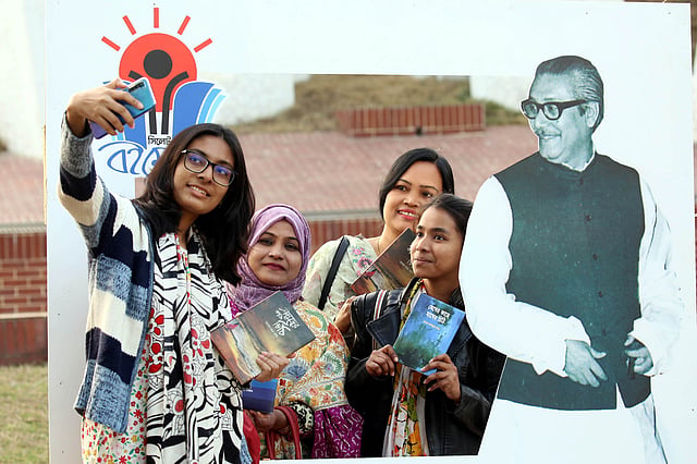 মেলায় বঙ্গবন্ধু ফটোফ্রেমে সেলফি তুলছেন দর্শনার্থীরা।