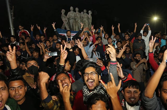 যুব বিশ্বকাপ জয়ের আনন্দে মুখরিত হয় টিএসসি এলাকা। ঢাকা বিশ্ববিদ্যালয়, ৯ ফেব্রুয়ারি। ছবি: হাসান রাজা