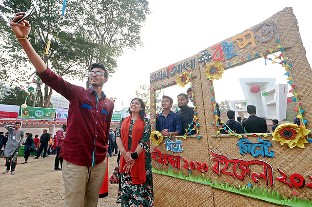 মেলায় আসা দর্শনার্থীরা সেলফি প্রতিযোগিতায় অংশ নিচ্ছেন।