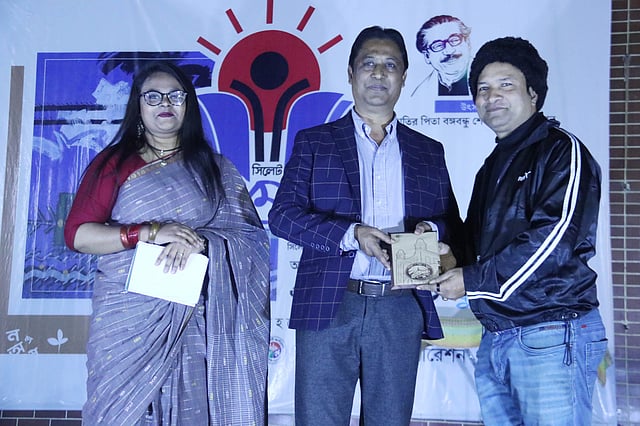 সেলফি প্রতিযোগিতায় বিজয়ীকে পুরস্কার তুলে দেওয়া হচ্ছে।