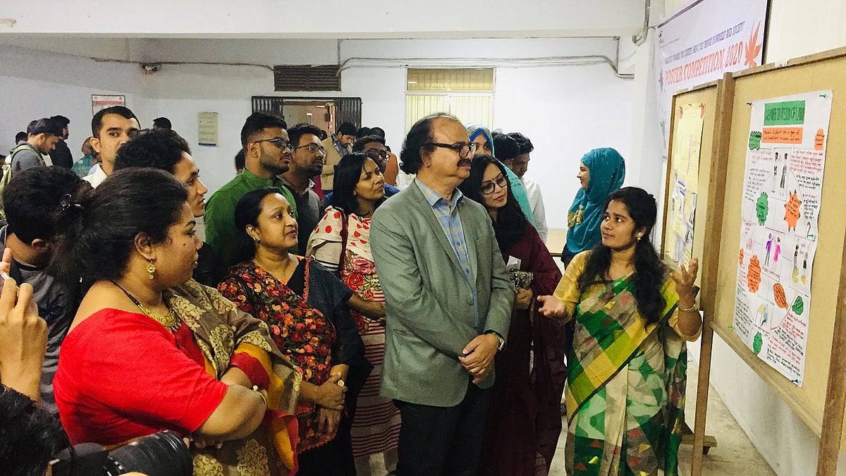 জগন্নাথ বিশ্ববিদ্যালয়ে মানবাধিকার, আইন, জেন্ডার ও বৈষম্য নিয়ে পোস্টার প্রদর্শনীর উদ্বোধন করেন উপাচার্য ড. মীজানুর রহমান। ছবি: লেখক