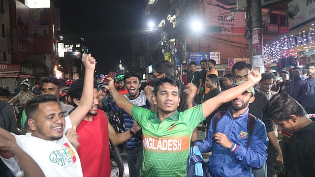 যুব বিশ্বকাপ জেতায় উচ্ছ্বসিত ক্রিকেট ভক্তরা। জিন্দাবাজার, সিলেট, ৯ ফেব্রুয়ারি। ছবি: আনিস মাহমুদ