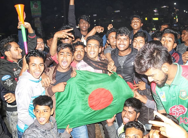 ভারতের বিপক্ষে বিশ্বকাপ জয়ে সড়কে এসে উল্লাস প্রকাশ করে ভক্তরা। দড়াটানা মোড়, যশোর, ৯ ফেব্রুয়ারি। ছবি: এহসান-উদ-দৌলা
