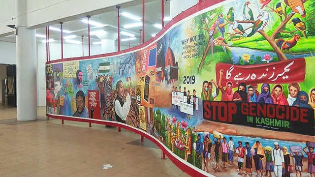 প্রদর্শনের সুবিধার জন্য এটি দুই ভাগে প্রদর্শিত হচ্ছে পঞ্চম ঢাকা আর্ট সামিটে। ছবি: লেখক