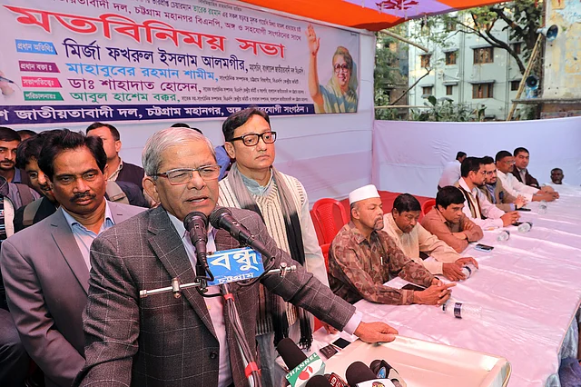 চট্টগ্রামে বিএনপির কার্যালয়ে মতবিনিময় সভায় বক্তব্য দেন বিএনপির মহাসচিব মির্জা ফখরুল ইসলাম আলমগীর। ছবি: সৌরভ দাশ