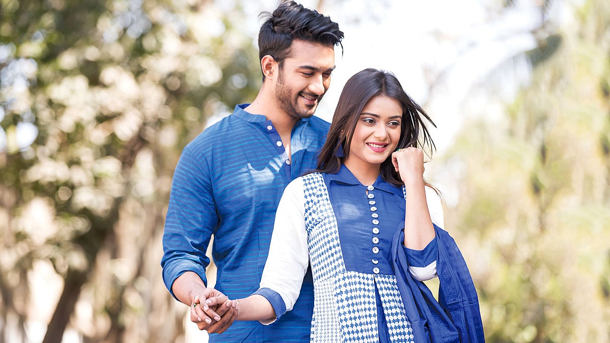 একেক দেশে ভালোবাসার প্রকাশ একেক রকম। মডেল: অভিনয়শিল্পী তানজিন তিশা ও রোশান। ছবি: নকশা
