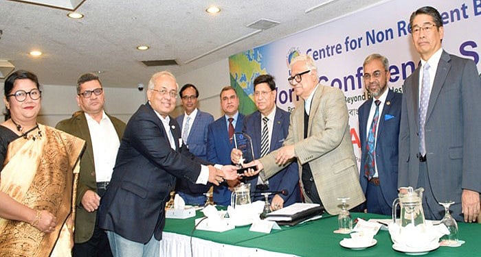 অগ্রণী ব্যাংক লিমিটেড রেমিট্যান্স অ্যাওয়ার্ড গ্রহণ করছেন ব্যাংকের ব্যবস্থাপনা পরিচালক ও প্রধান নির্বাহী কর্মকর্তা মোহম্মদ শামস-উল ইসলাম। ছবি: সংগৃহীত