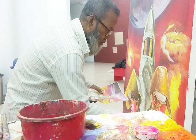 বাংলাদেশের প্রবীণ সিনেমা ব্যানার শিল্পী মোহাম্মদ শোয়েবের নেতৃত্বে আঁকা হয়েছে দৈর্ঘ্য ১৫৫ ফুট এবং প্রস্থ সাড়ে সাত ফুট আয়তনের দীর্ঘতম এই সিনেমার ব্যানার। ছবি: লেখক