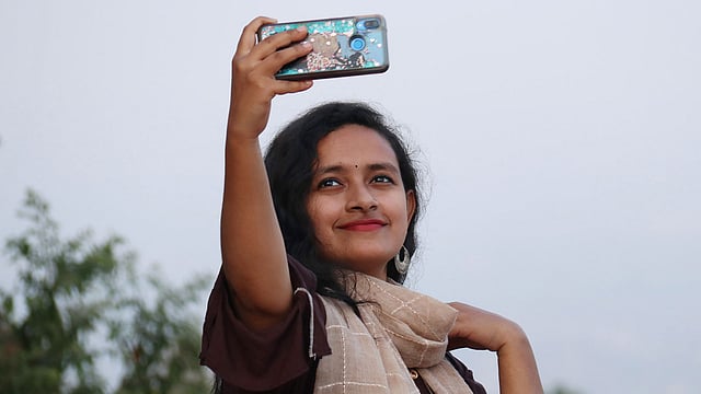 পাহাড়ের পটভূমিতে সেলফি