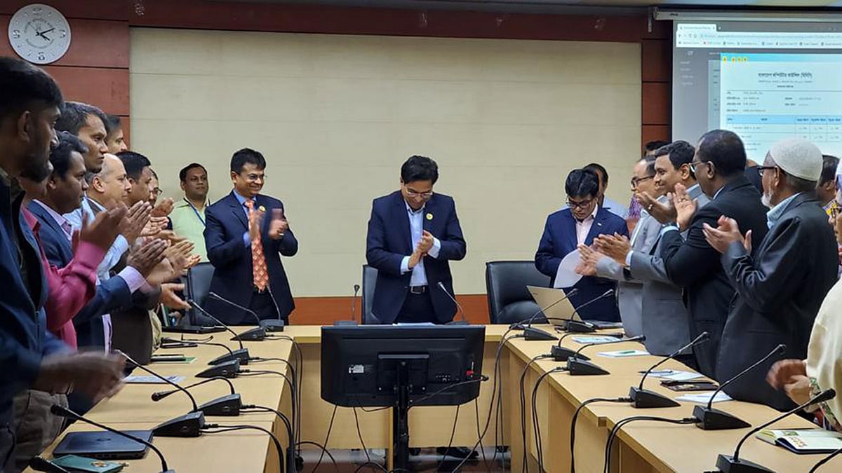 জিআরপি মডিউলের আনুষ্ঠানিক উদ্বোধনে সরকারি কর্মকর্তাসহ নির্মাতারা। ছবি: সংগৃহীত