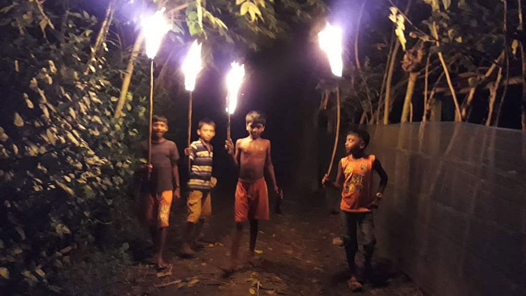 খুলনার কয়রা উপজেলার হাতিয়ার ডাংগা পশ্চিম চক গ্রামে ‘মশাল জ্বালানো উৎসব’। ছবিটি ২০১৮ সালে তোলা। ছবি: সুবিনয় বাছাড়