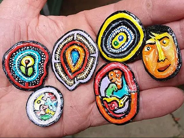 পরিত্যক্ত চুইংগাম দিয়ে উজ্জ্বল বর্ণের এসব শিল্পকর্মের স্রষ্টা যুক্তরাজ্যের বেন উইলসন। ছবি: টুইটার থেকে নেওয়া