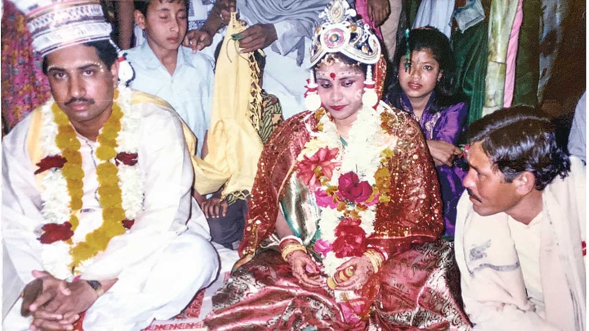 ২৫ বছর আগে বিয়ের আসরে স্বামী বি কে বোস ও কান্তা রিমি রায়। ছবি: সংগৃহীত