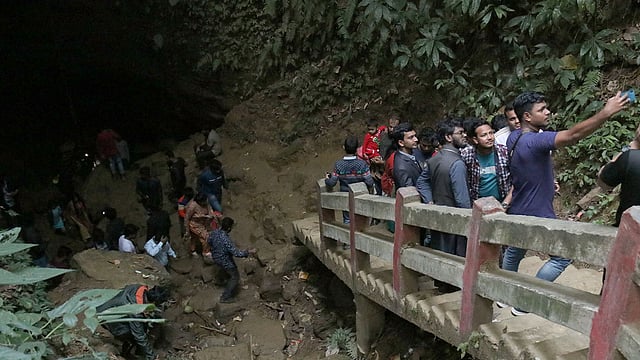 পর্যটকেরা সিঁড়ি ভেঙে উঠছেন