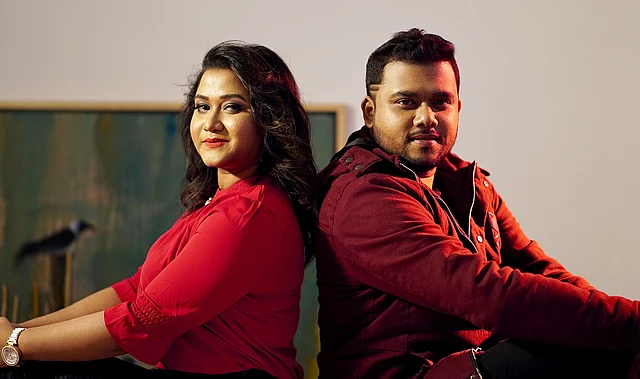 ‘আগুনের দিন শেষ হবে’ গানের ভিডিও চিত্রের শুটিংয়ে ঝিলিক ও কিশোর। ছবি: সংগৃহীত