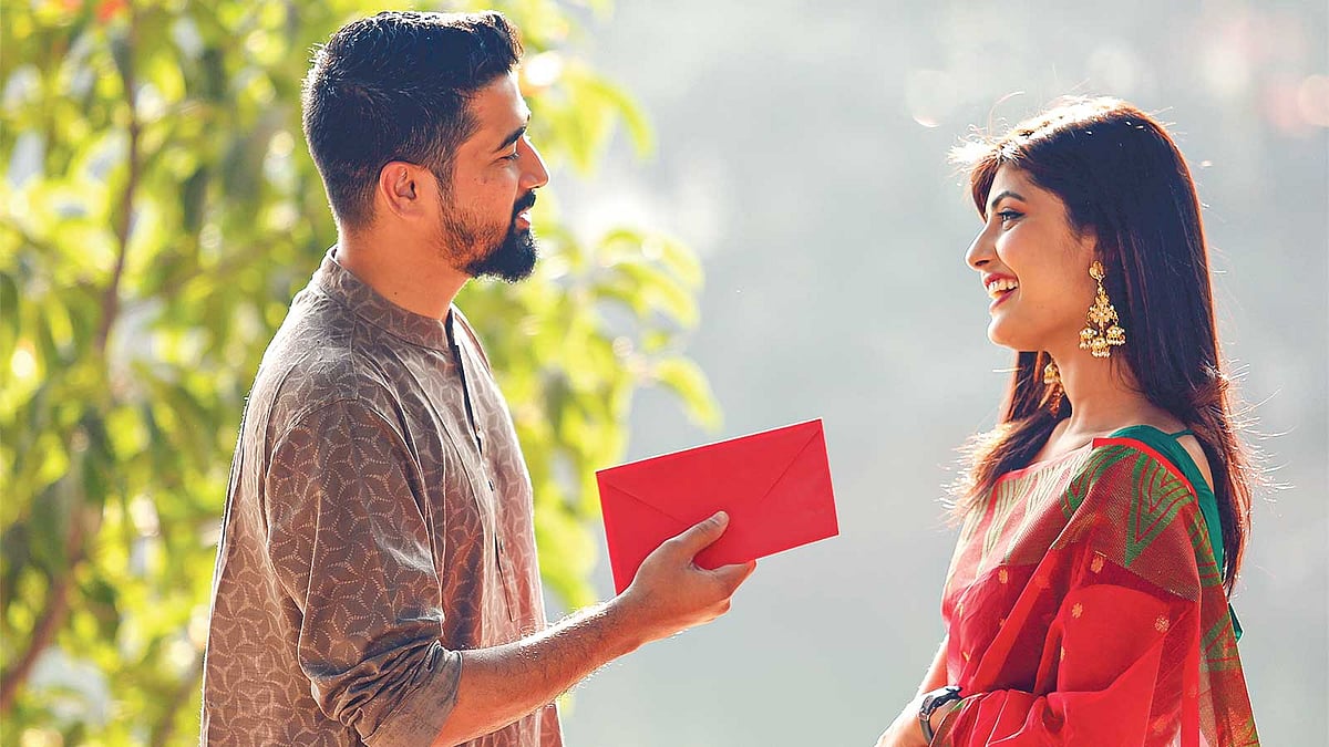 ভালোবাসা প্রকাশের মাধ্যমের বিবর্তন হয়েছে, তবে ভালোবাসা প্রকাশে এখনো আছে সেই আবেগ। মডেল:  আমিন ও জারা, ছবি: সুমন ইউসুফ