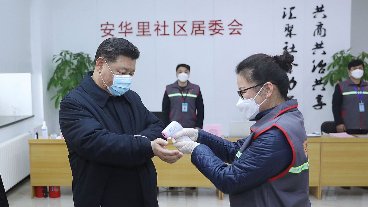 মাস্ক পরে করোনাভাইরাস পরিস্থিতি পরিদর্শনে চীনা প্রেসিডেন্ট সি চিন পিং। ছবি: রয়টার্স