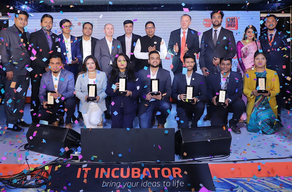 বাংলালিংক আইটি ইনকিউবেটরের তৃতীয় আসরের গালা নাইটে বিজয়ীরা। ছবি: সংগৃহীত